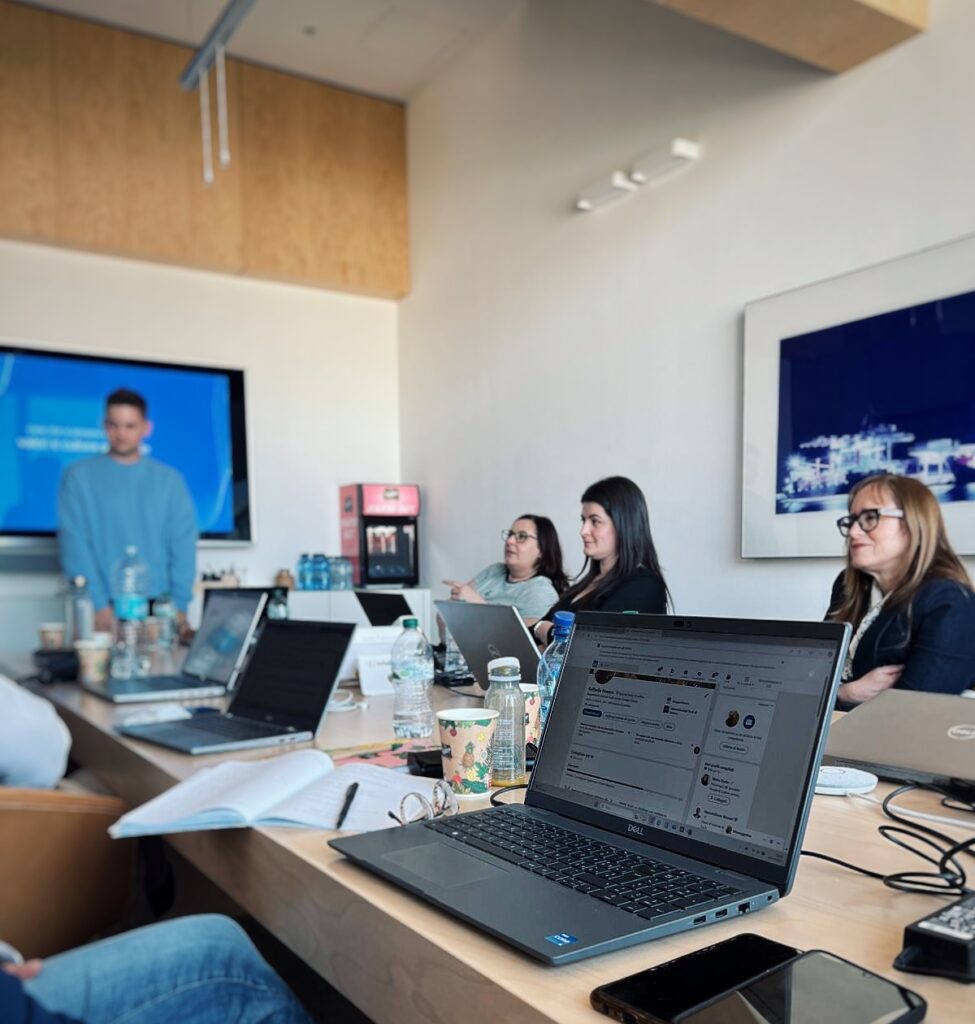 Sessione di formazione LinkedIn in azienda con team Orsero durante workshop